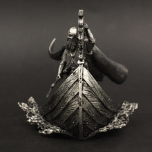 Cargar imagen en el visor de la galería, figura guerrero vikingo en drakar
